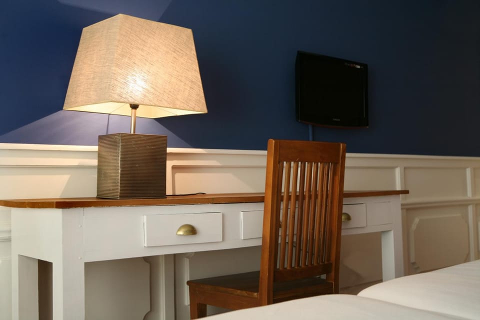 TV and multimedia, Photo of the whole room, Decorative detail, Seating area, Bedroom