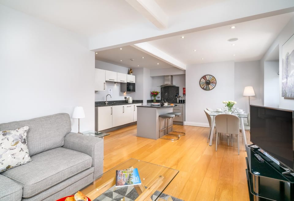 Library, TV and multimedia, Coffee/tea facilities, Kitchen or kitchenette, Living room, Dining area