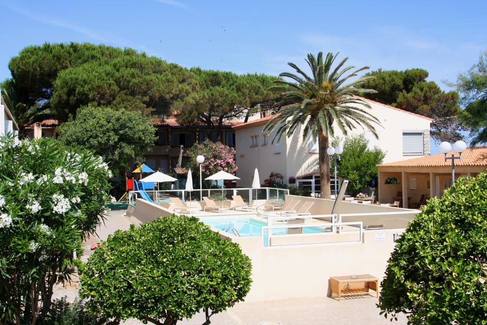 Facade/entrance, Day, Garden, Balcony/Terrace, Pool view, Swimming pool, sunbed