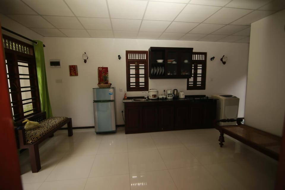 Kitchen or kitchenette, Seating area, minibar