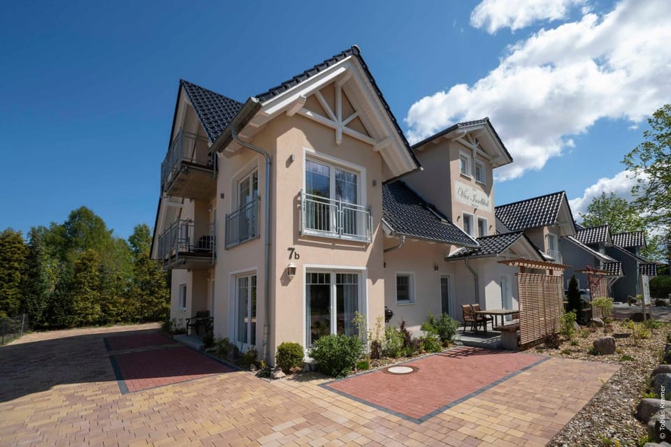 Property building, Balcony/Terrace, Parking