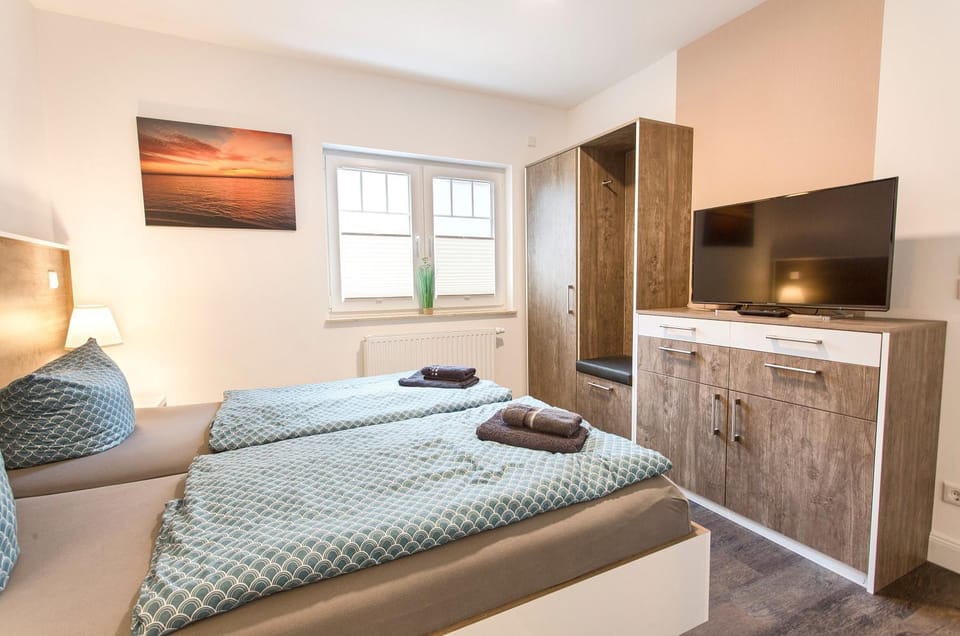 Bed, TV and multimedia, Photo of the whole room, Bedroom, wardrobe