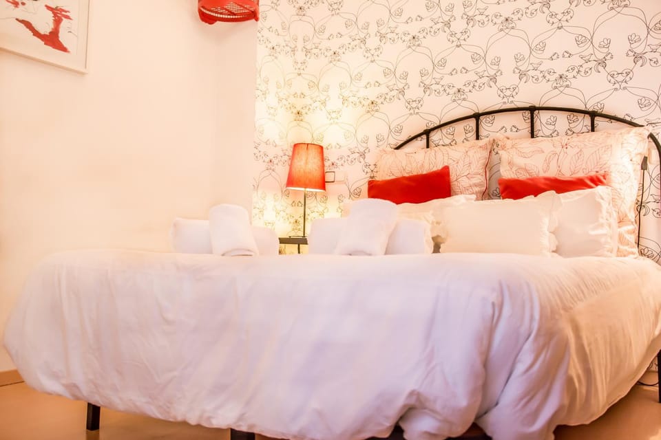 Photo of the whole room, Bedroom