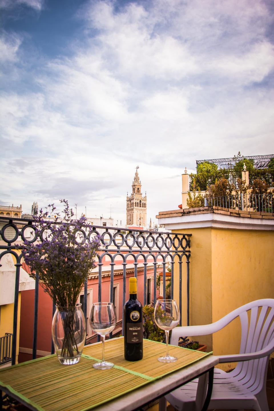 Balcony/Terrace, Photo of the whole room, Decorative detail, Decorative detail, City view, Landmark view, Street view