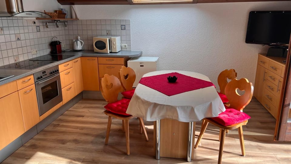 Kitchen or kitchenette, Dining area