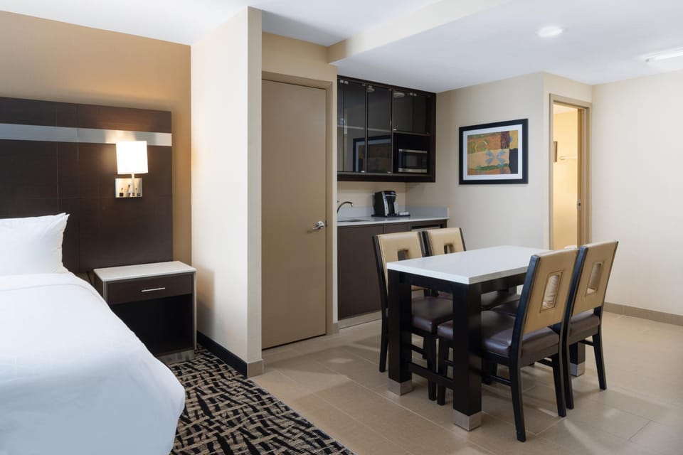 Bed, Seating area, Dining area, Bedroom, minibar