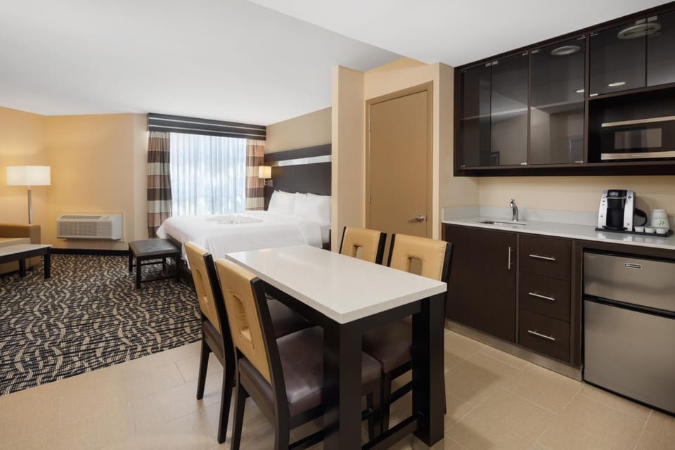 Kitchen or kitchenette, Dining area, minibar
