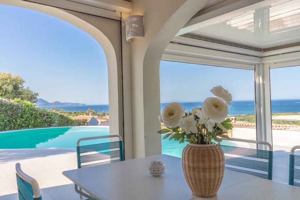 Dining area, Sea view, Swimming pool