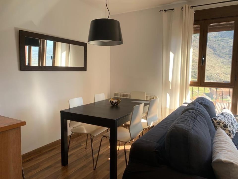 Living room, Photo of the whole room, Seating area, Dining area