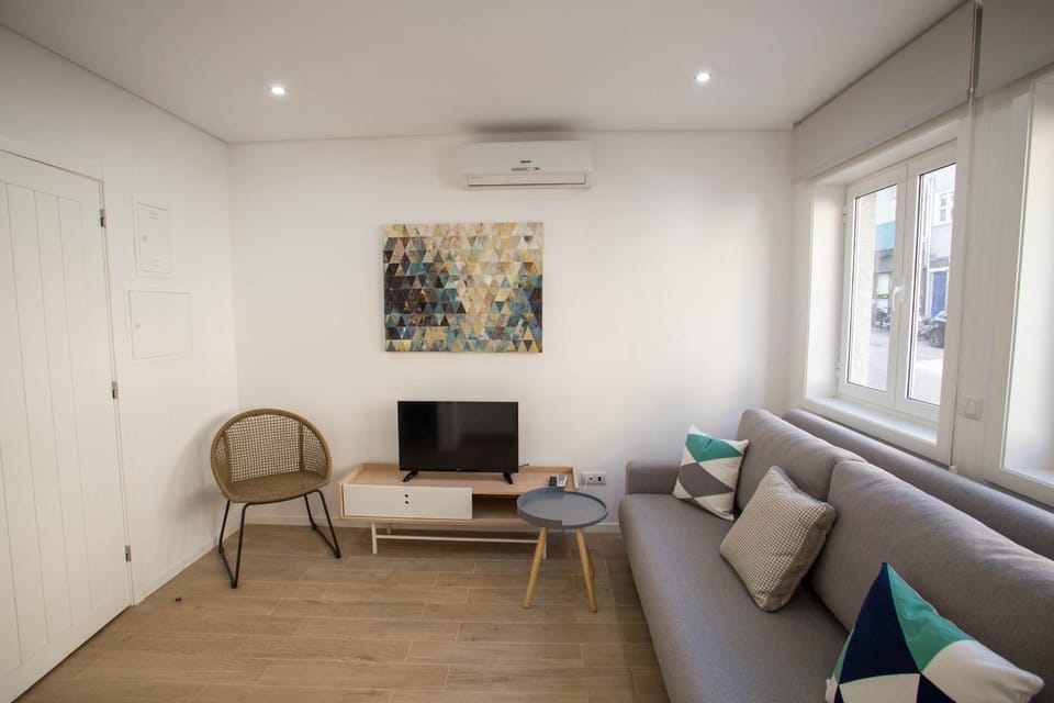 TV and multimedia, Living room, Decorative detail, Seating area, air conditioner