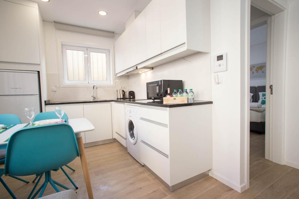Coffee/tea facilities, Kitchen or kitchenette, Seating area, Dining area, minibar, oven, stove