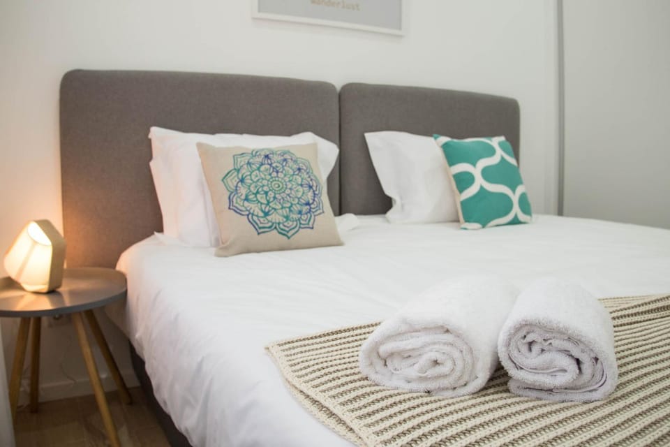Bed, Bedroom, towels