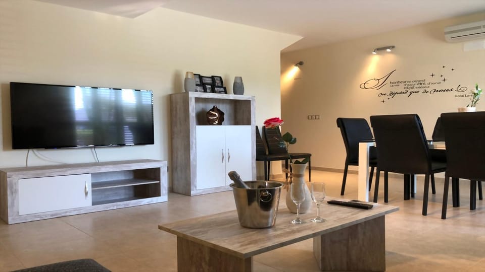 TV and multimedia, Living room, Dining area