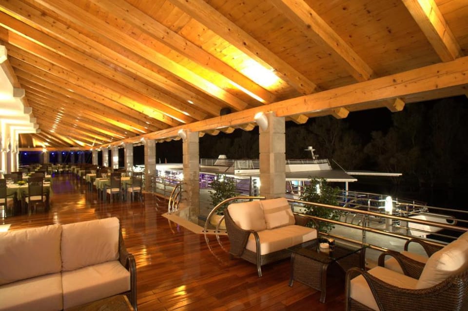 Communal lounge/ TV room