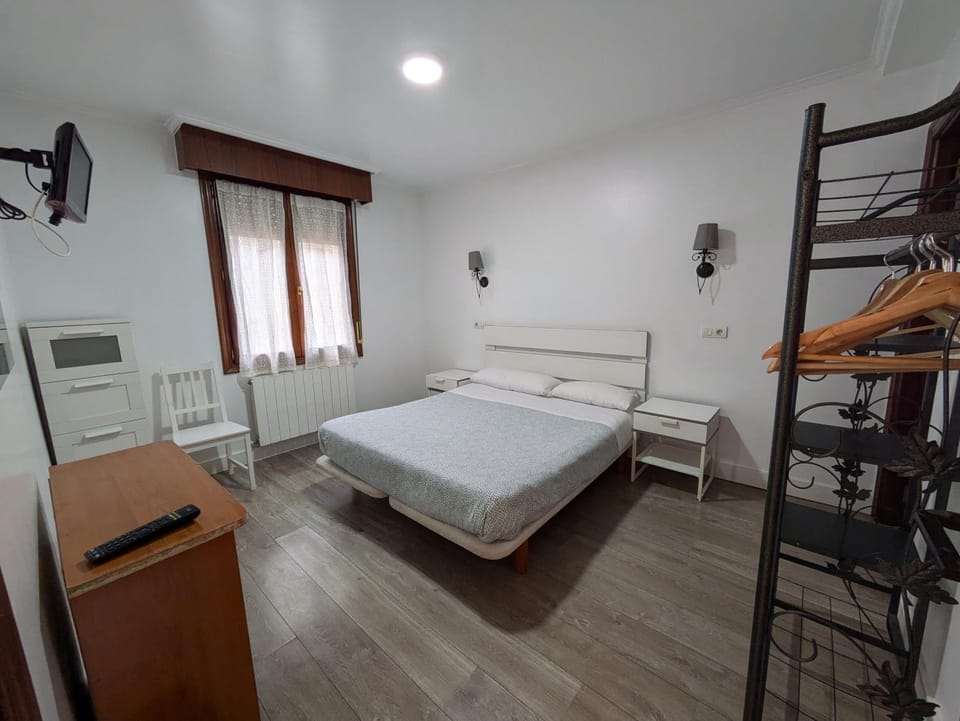 Bed, TV and multimedia, Bedroom