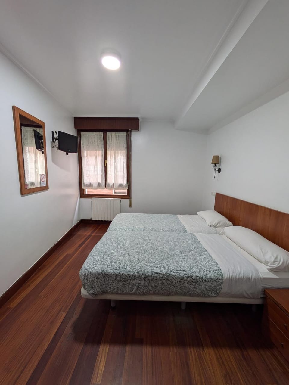 Bed, TV and multimedia, Photo of the whole room, Bedroom, towels