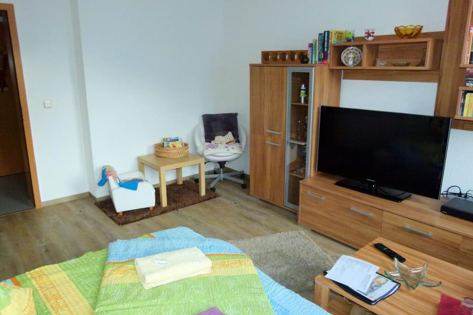 Living room, Photo of the whole room, Text overlay