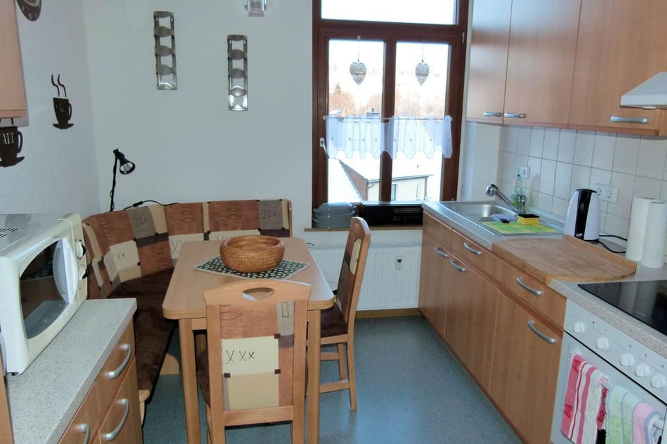 Kitchen or kitchenette, Seating area