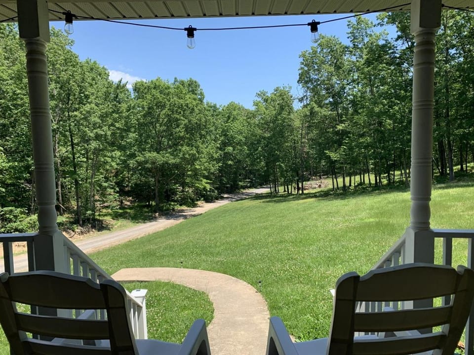 Old Wagon Lodge Spacious Retreat WiFi & Hot Tub Theater Room House in Shenandoah Valley
