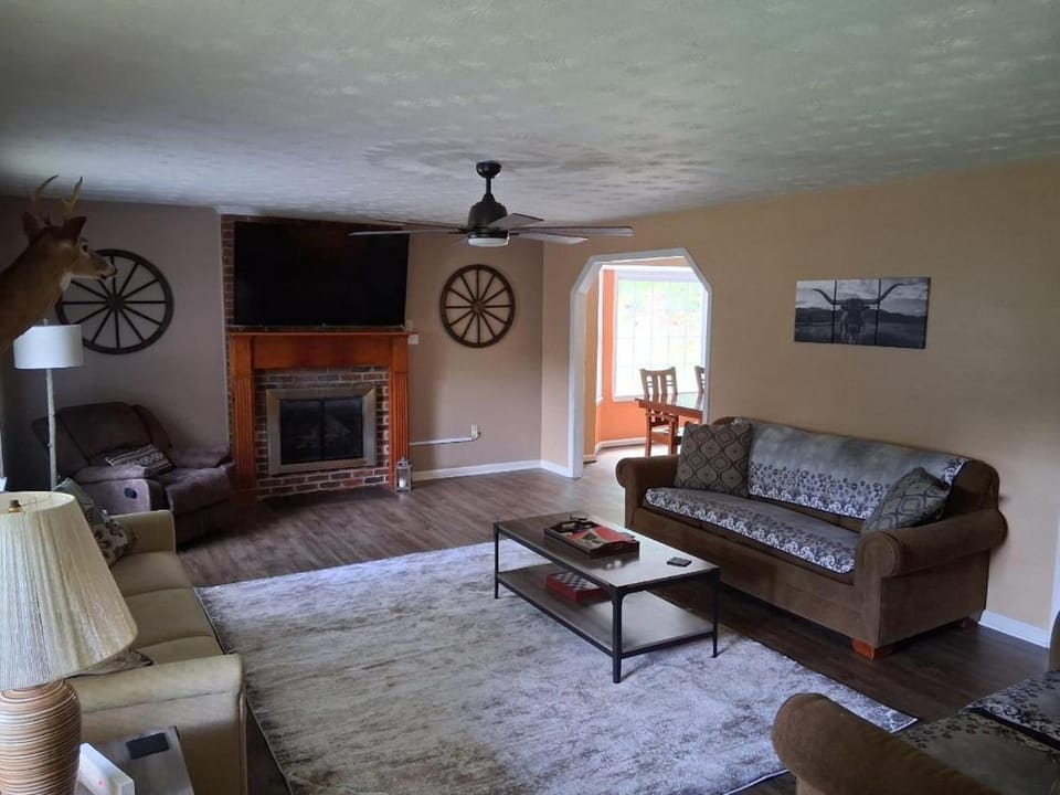 Old Wagon Lodge Spacious Retreat WiFi & Hot Tub Theater Room House in Shenandoah Valley