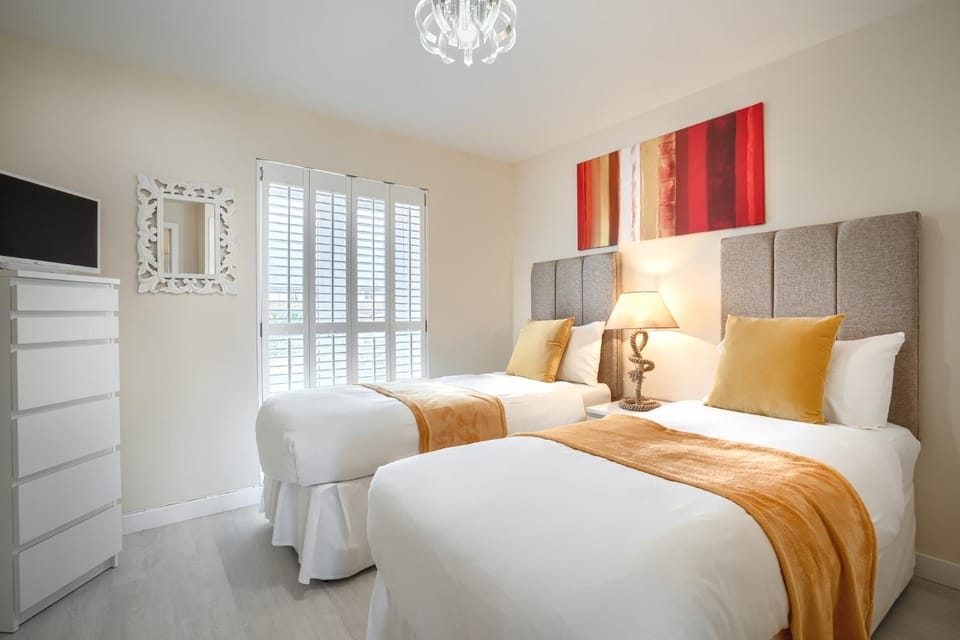 LUXURY BEACHFRONT OUTSTANDING 2 bedroom APARTMENT Apartment in Eastbourne