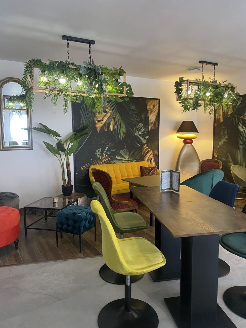 Restaurant/places to eat, Living room, Seating area