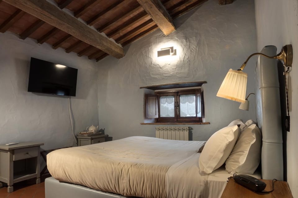 Bed, TV and multimedia, Photo of the whole room, Bedroom