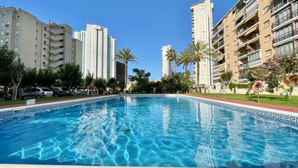 Property building, Day, Neighbourhood, Pool view, Swimming pool, Location, Parking