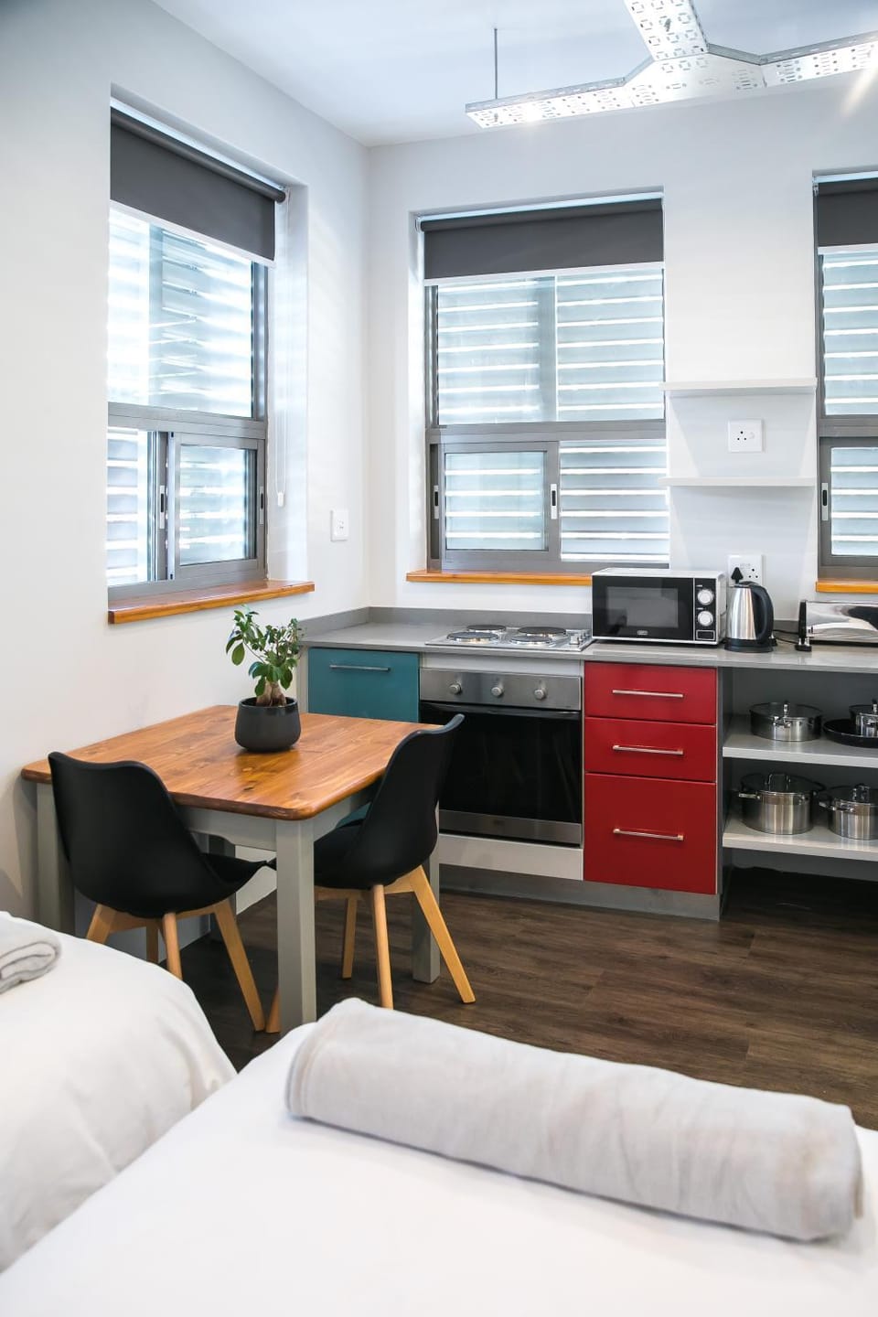 Coffee/tea facilities, Kitchen or kitchenette, Seating area, Dining area, Bedroom