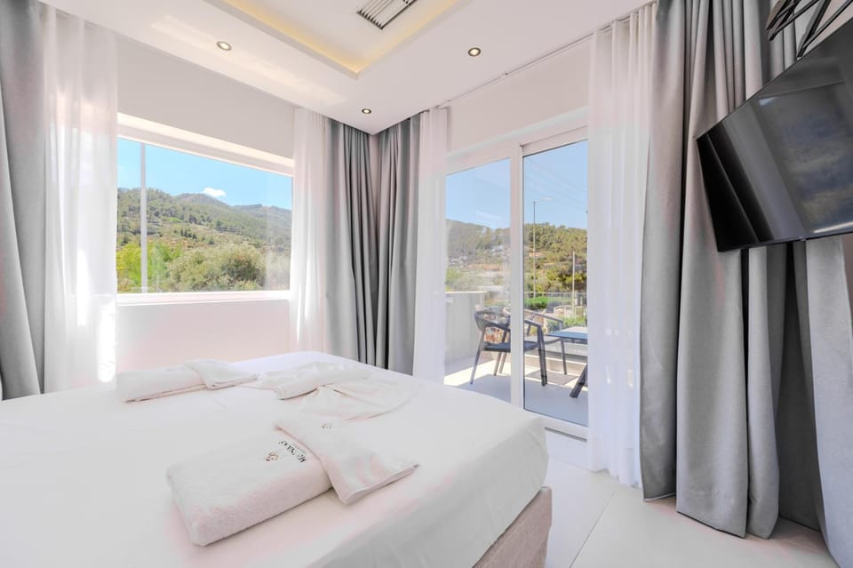 Communal lounge/ TV room, Bed, Natural landscape, TV and multimedia, View (from property/room), Balcony/Terrace, Photo of the whole room, Evening entertainment, Bedroom, Mountain view, towels