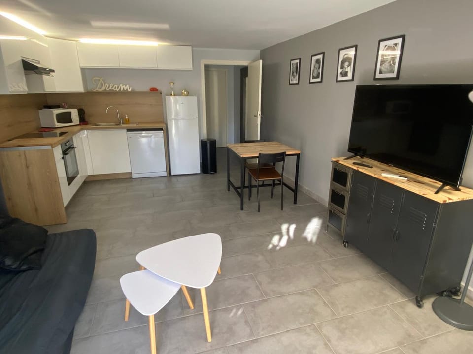 TV and multimedia, Kitchen or kitchenette, Dining area