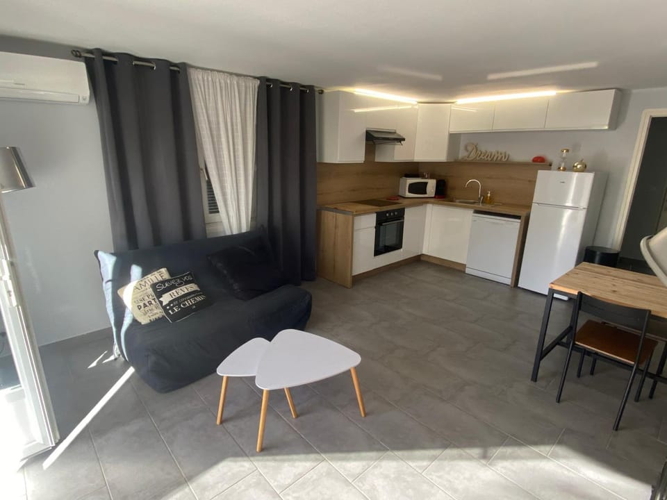 Kitchen or kitchenette, Living room