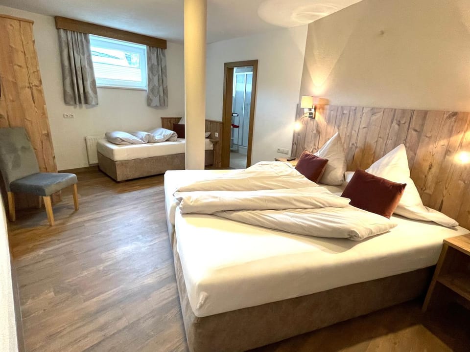 Bed, TV and multimedia, Living room, Photo of the whole room, Seating area, Bedroom, towels