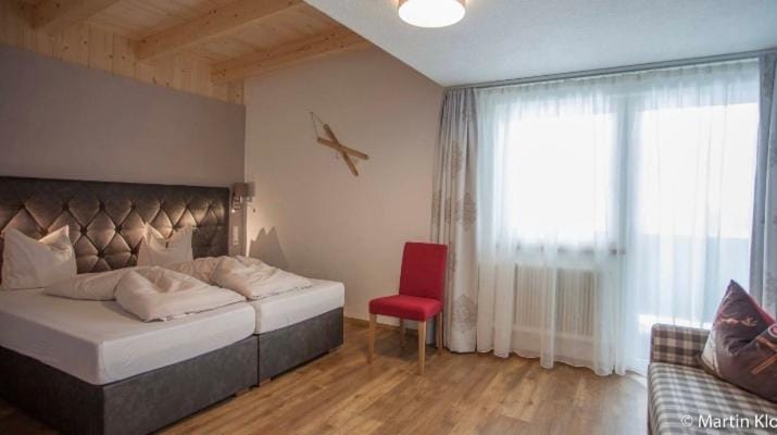 Bed, Living room, Photo of the whole room, Seating area, Bedroom