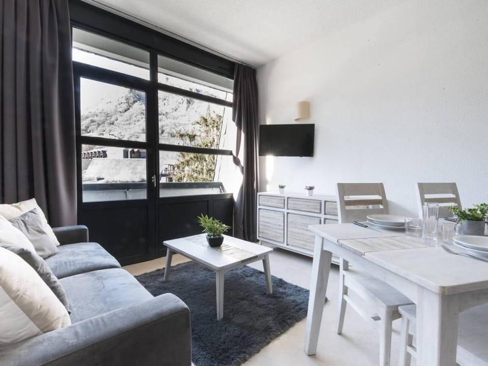 Studio rénové pour 4 pers. avec piscine, sauna et balcon à Saint-Lary-Soulan - FR-1-296-257 Apartment in Saint-Lary-Soulan