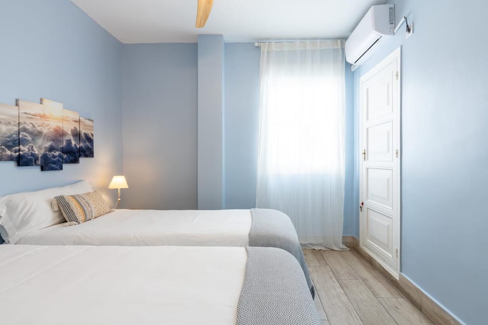 Photo of the whole room, Bedroom