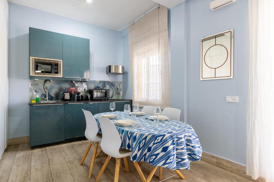Kitchen or kitchenette, Dining area, stove