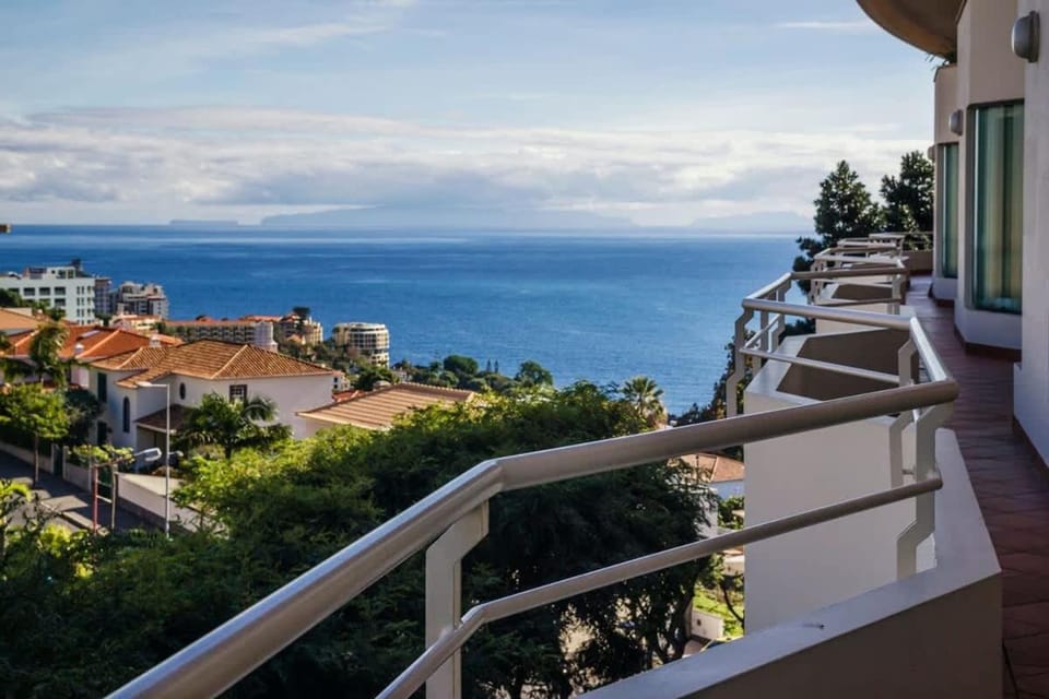 Cozy Duplex Retreat by Green Park & Ocean View Apartment in Funchal