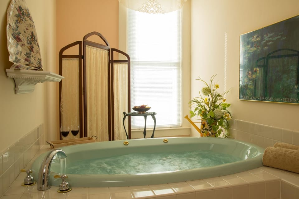 Hot Tub, Bedroom