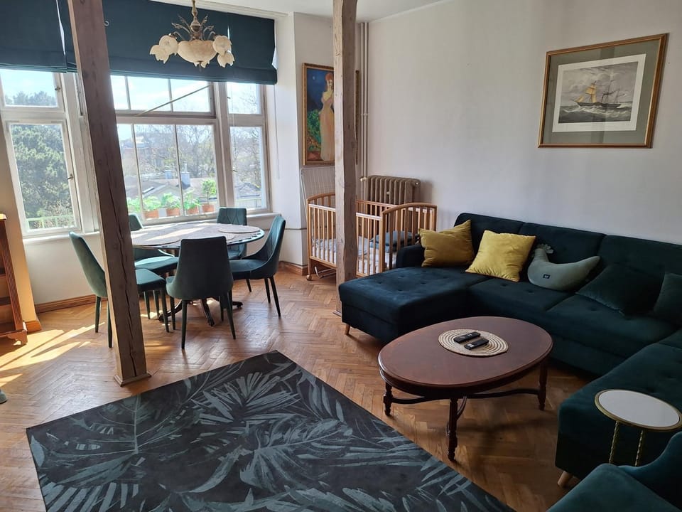 Living room, Seating area, cot
