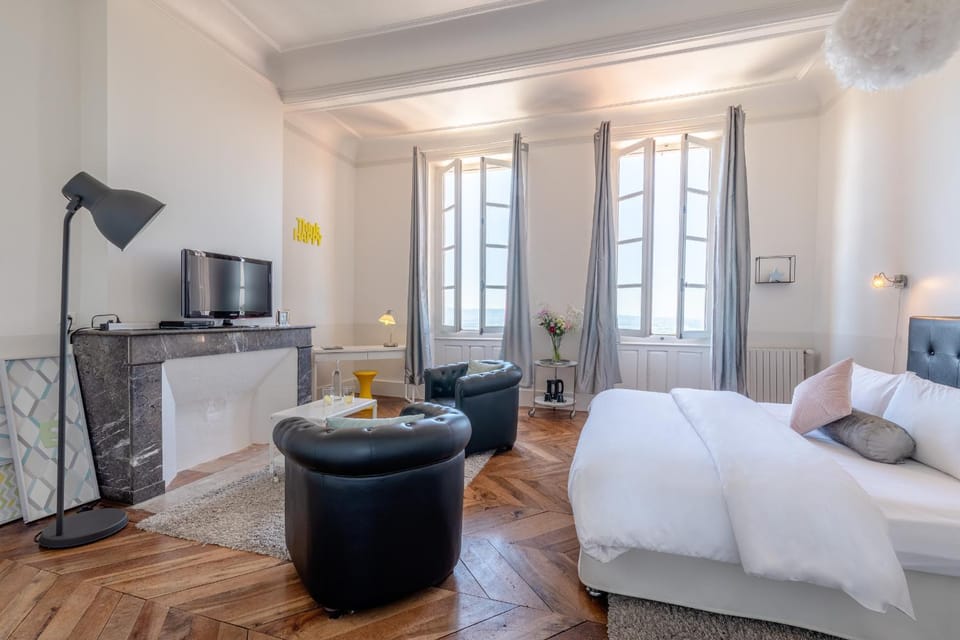 TV and multimedia, Photo of the whole room, Seating area, Bedroom