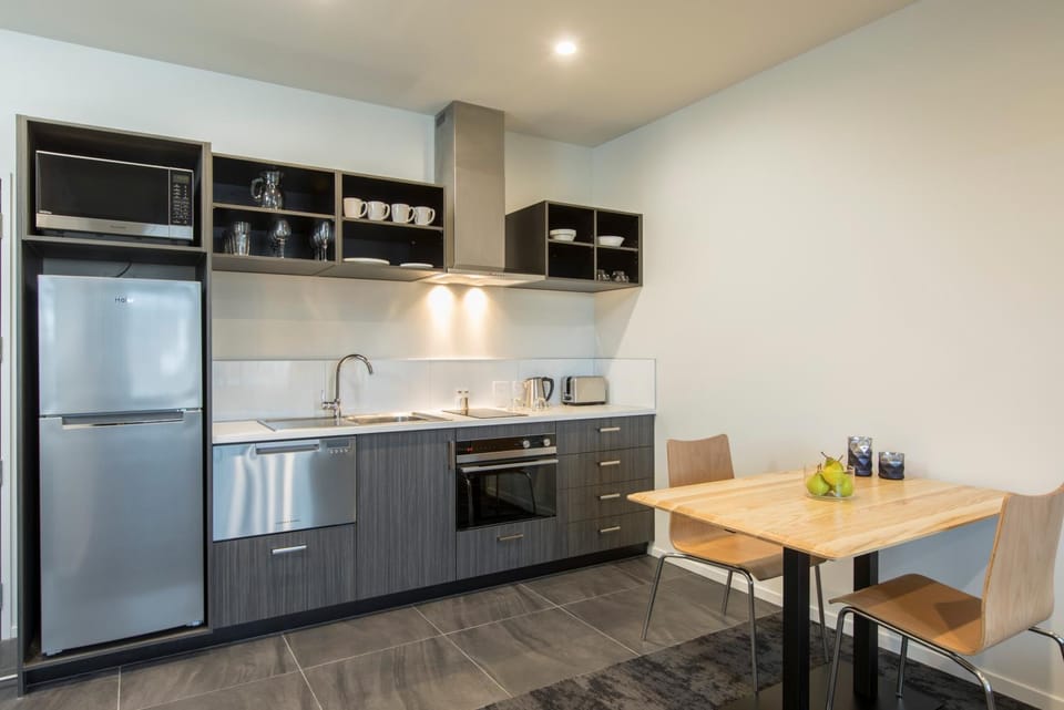 Kitchen or kitchenette, Dining area