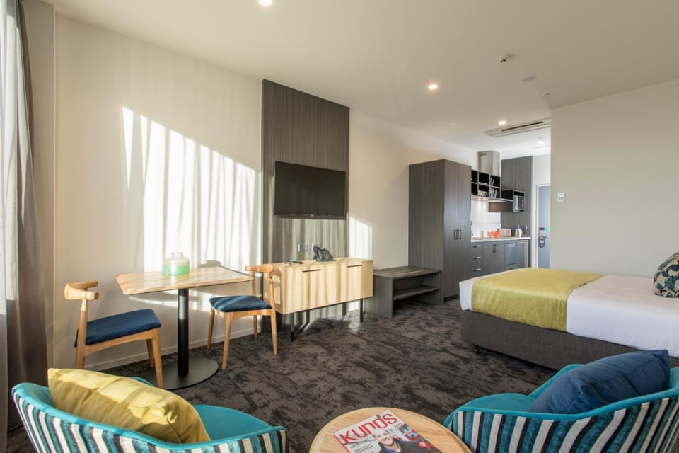 Communal lounge/ TV room, TV and multimedia, Kitchen or kitchenette, Living room, Photo of the whole room, Decorative detail, Seating area, Dining area, Bedroom