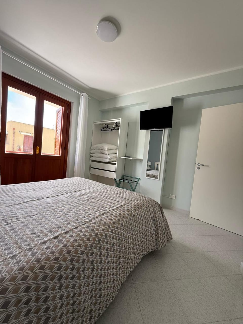 Bed, TV and multimedia, Photo of the whole room, Bedroom