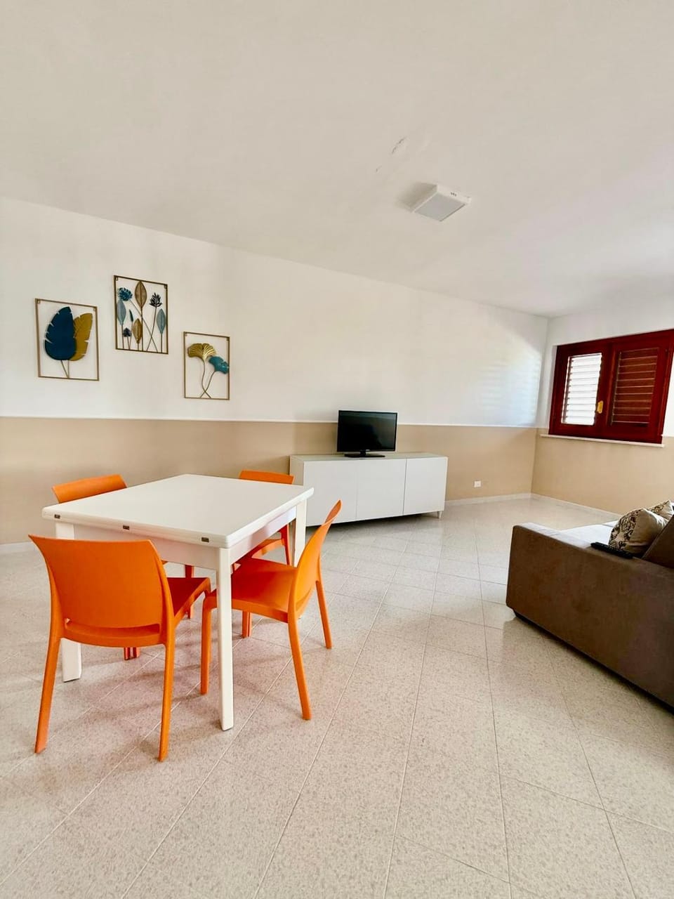 TV and multimedia, Living room, Seating area, Dining area