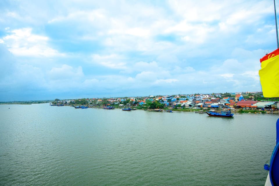 Nearby landmark, Day, Natural landscape, Activities, City view, Lake view, River view