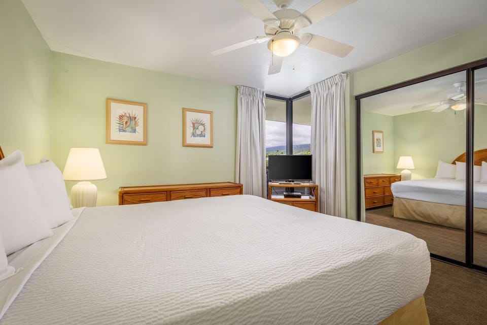 Bed, TV and multimedia, Bedroom