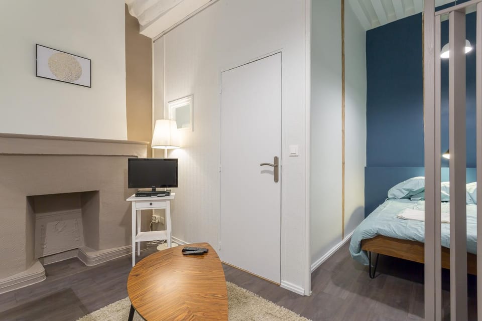 TV and multimedia, Seating area, Bedroom