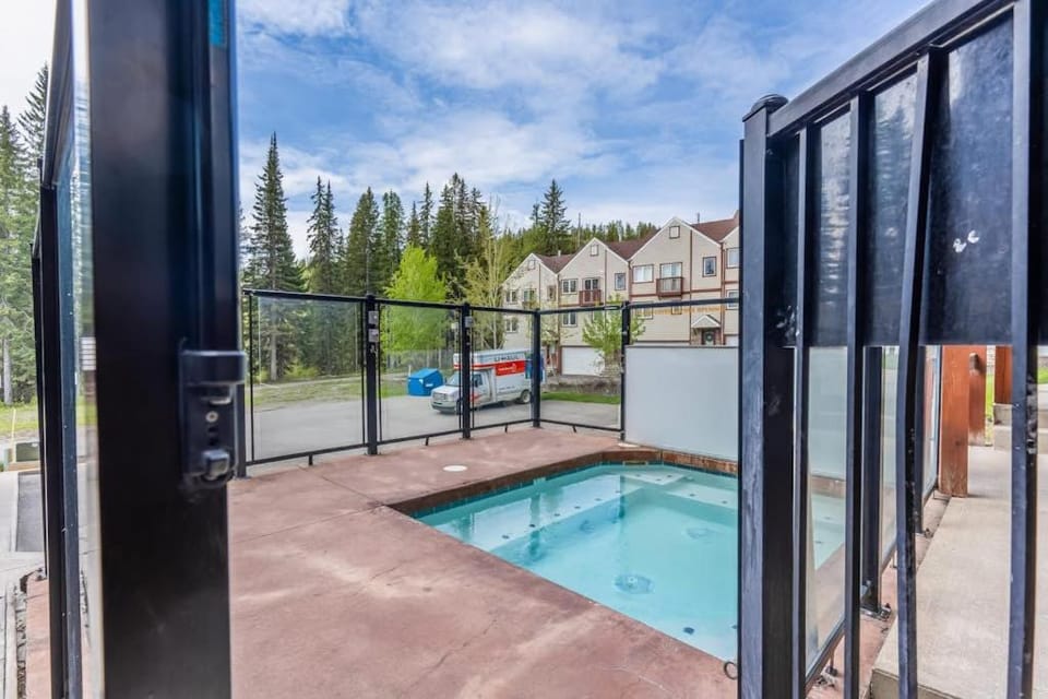 Big Mountain Getaway with Trail-Slope Access Apartment in Whitefish