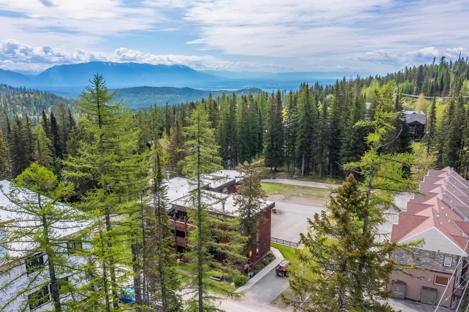Big Mountain Getaway with Trail-Slope Access Apartment in Whitefish
